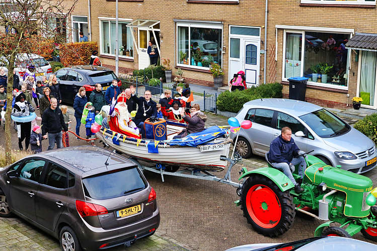 Aankomst van de Sint en zijn Zwarte Pieten in Waarder_035